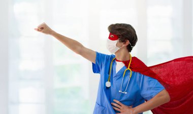 Süper kahraman peleriniyle cerrahi maske takan doktor ya da hemşire. Koronavirüs salgını sırasında tıbbi personel. Klinik ve hastane için süper kahraman gücü.