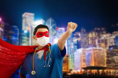 Hong Kong gece manzaralı süper kahraman peleriniyle cerrahi maske takan Asyalı bir doktor. Asya 'daki koronavirüs salgını sırasında tıbbi personel. Hastane personeli için süper kahraman gücü.