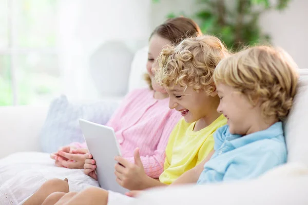 Miúdos Com Telemóvel Criança Com Computador Tablet Assistindo Filme Jogando — Fotografia de Stock