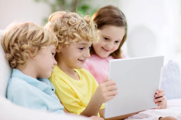 带着手机的孩子带着平板电脑看电影或玩游戏的孩子 一群带着数码设备和小玩意的小孩 为幼儿安排时间和教育 朋友们玩 — 图库照片