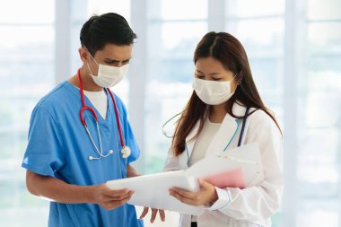 Steteskop ve maske takan Asyalı doktor ya da hemşire. Asya 'daki koronavirüs salgınında uzman. Virüs salgını. Hastane ve klinik personeli. Hastalığı önleme. Sağlık bakımı uzmanı.