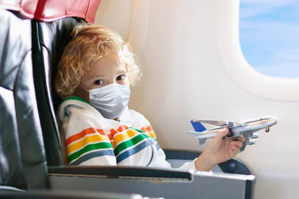 Enfant Avion Avec Masque Facial Éclosion Virale Coronavirus Pandémie Grippe — Photo