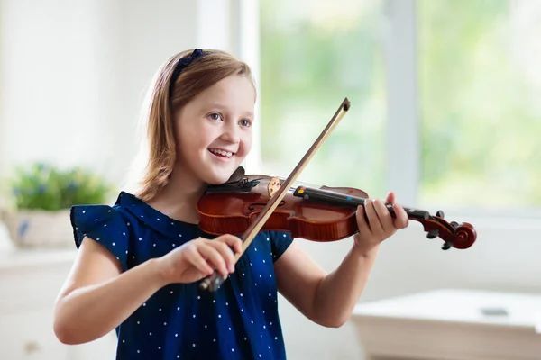 バイオリンを弾いている子供 家庭からの遠隔学習 子供のための芸術 楽器を持った少女 ビデオチャット会議のレッスン オンライン音楽授業料 創造的な子供の歌を再生します 古典教育 — ストック写真