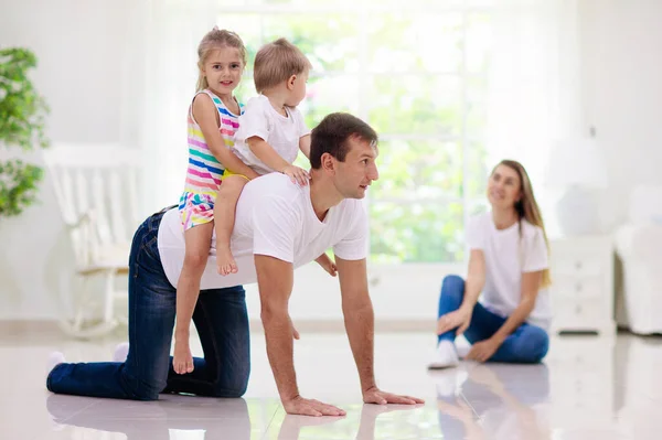 Gelukkig Jong Gezin Met Kinderen Thuis Vader Moeder Dochter Zoon — Stockfoto