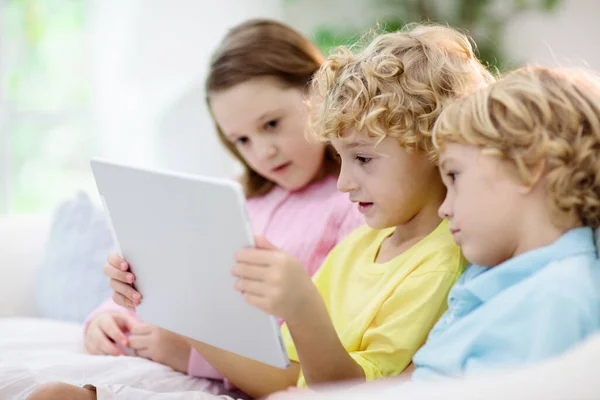 Kinder Mit Handy Kind Mit Tablet Computer Schaut Film Oder — Stockfoto