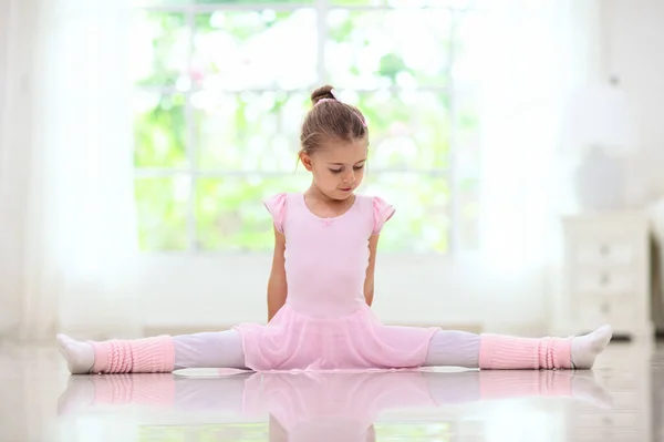 Entrenamiento Casa Ballet Aprendizaje Remoto Bailarina Clase Baile Linda Chica —  Fotos de Stock