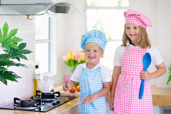 Crianças Cozinham Cozinha Branca Crianças Cozinhando Casa Menino Menina Chapéu — Fotografia de Stock