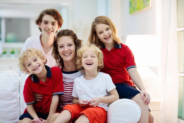 Madre Hijos Casa Familia Feliz Con Hijos Mamá Cuatro Niños —  Fotos de Stock