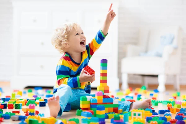 Barn Leker Med Färgglada Leksaksblock Liten Pojke Byggnad Torn Hemma — Stockfoto