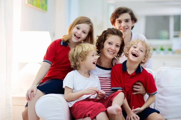 Madre Hijos Casa Familia Feliz Con Hijos Mamá Cuatro Niños — Foto de Stock