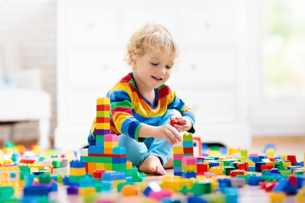 孩子们玩五颜六色的玩具块 小男孩在家里或托儿所建塔 幼儿教育玩具 婴儿或幼儿的建筑块 幼稚园游戏室的烂摊子 — 图库照片