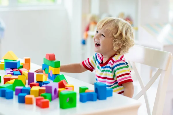 Criança Brincando Com Blocos Brinquedo Coloridos Rapaz Construir Uma Torre — Fotografia de Stock