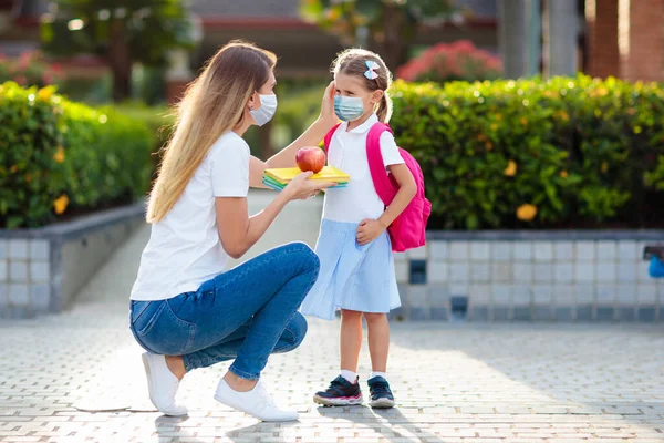 Mor Barn Med Ansiktsmaske Som Går Skolen Kronavirus Eller Influensautbrudd – stockfoto