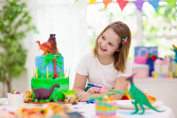 Urodziny Dzieci Ciasto Tematyczne Dinozaurów Dziewczynka Dmucha Świeczki Otwiera Prezenty — Zdjęcie stockowe
