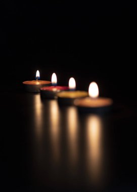 Velas en fondo zenci juego de luces y enfoque