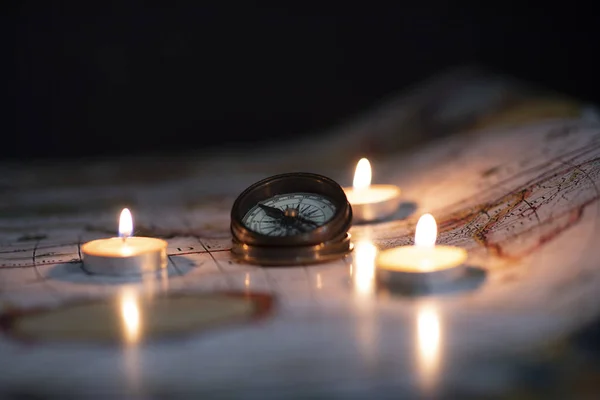 Sesion Con Velas Brujula Mapa Fondo Negro — Foto de Stock