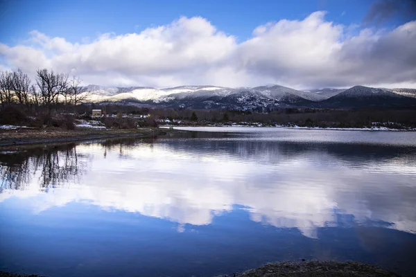 nubes reflejadas en el agua