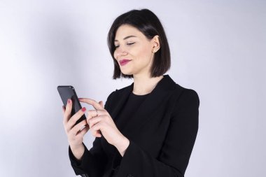 Takım elbiseli ve saç toplayan iş kadını.