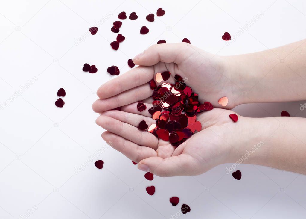 manos con corazones y petalos