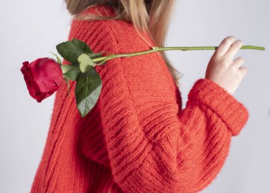 Pembe ve kupa tutan sarışın kız.