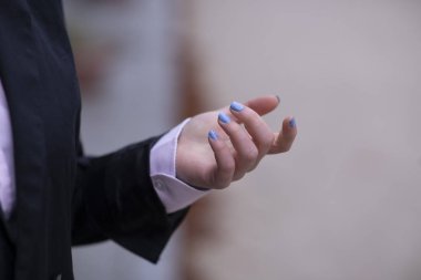 Genç iş kadını el etkileşimi