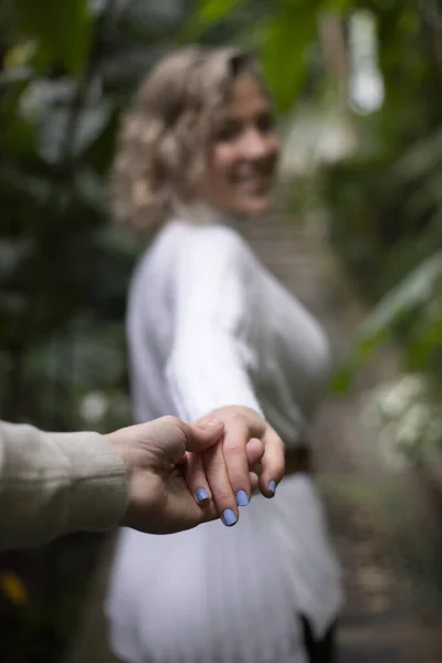 Krátké Kudrnaté Vlasy Blondýny Žena Třesoucí Ruce Svým Partnerem Valentýna — Stock fotografie