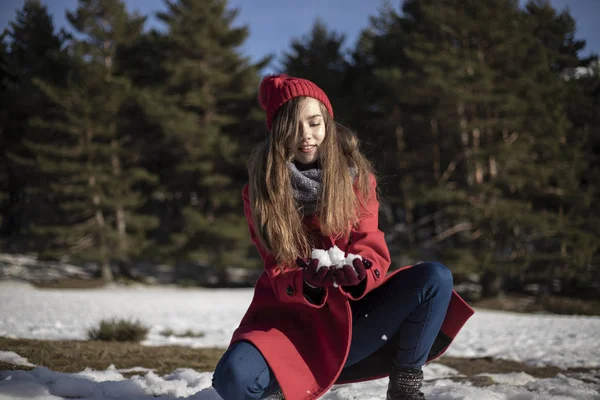 Donna Rosso Lungo Strada Inverno — Foto Stock