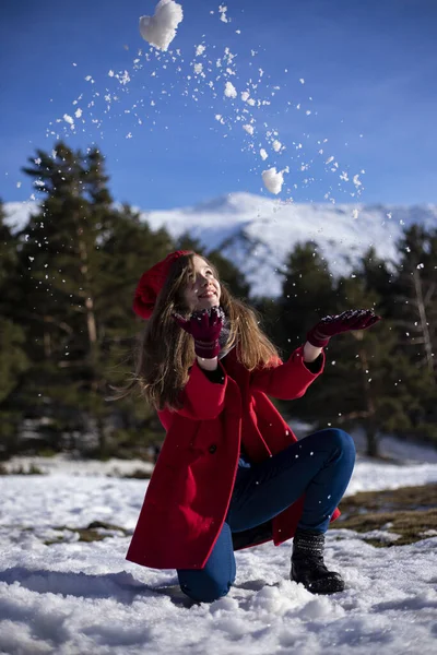 Donna Rosso Lungo Strada Inverno — Foto Stock