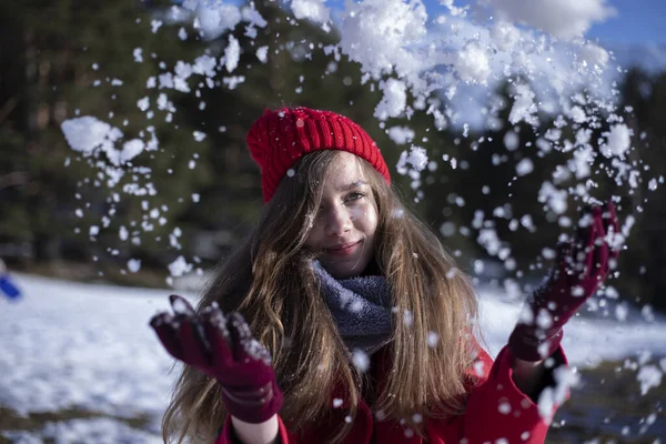 Donna Dagli Occhi Azzurri Con Vestiti Cappello Rosso Che Gioca — Foto Stock