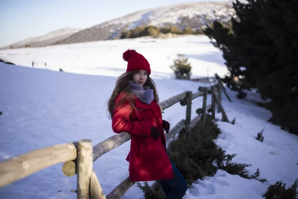 Donna Vestita Rosso Con Cappuccio Rosso Seduta Una Recinzione Legno — Foto Stock