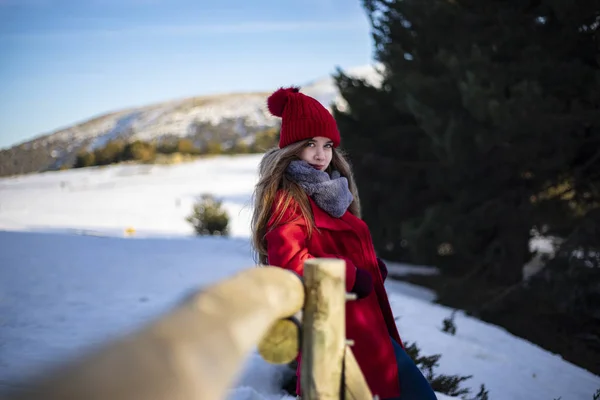 Donna Vestita Rosso Con Cappuccio Rosso Seduta Una Recinzione Legno — Foto Stock