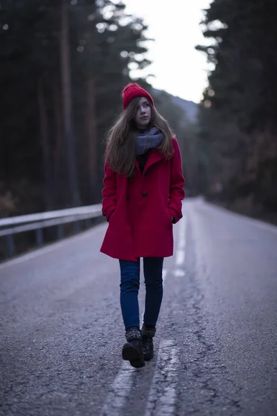 Donna Rosso Lungo Strada Inverno — Foto Stock