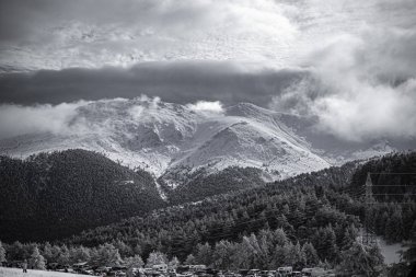 Dağların ve sisli karlı ağaçların fotoğrafları