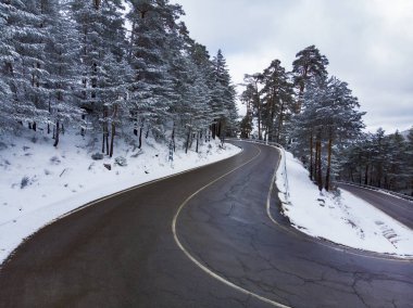 Karlı bir dağ geçidi yolu