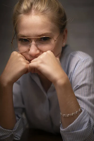 Blauäugiges Blondes Mädchen Mit Blauem Hemd Das Mit Den Händen — Stockfoto