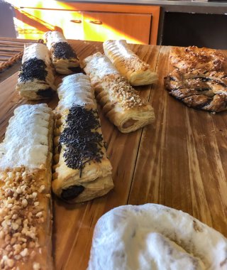 Çikolatalı Napolililer ve diğer çörekler bir fırında