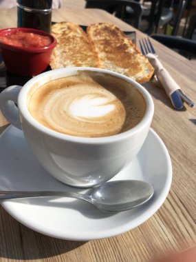 Bir kahve ve domates yağı ve tuzlu tost.