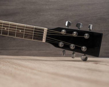 Akustik gitarist çalıyor. Çalıştırılabilir elleri olan müzik aleti.