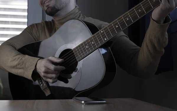 Guitarrista Acústico Tocando Instrumento Musical Com Mãos Executáveis — Fotografia de Stock