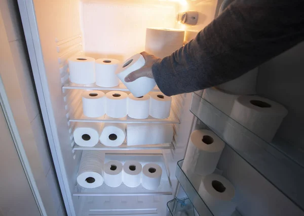 냉장고에 화장지 코로나 바이러스 Coronavirus Covid 확산되는 나라에서 화장지를 구입하는 — 스톡 사진