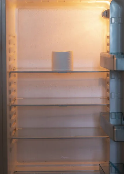 냉장고에 화장지 코로나 바이러스 Coronavirus Covid 확산되는 나라에서 화장지를 구입하는 — 스톡 사진
