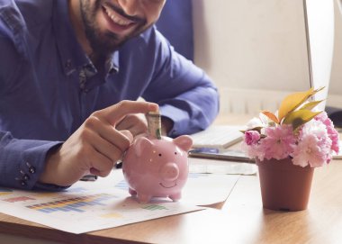 Delikanlı parayı sırtında taşır, serbest çalışır, ev maaşıyla çalışır.