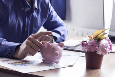 Delikanlı parayı sırtında taşır, serbest çalışır, ev maaşıyla çalışır.