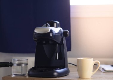 kahve demliği ve fincan evdeki çalışma masasında.