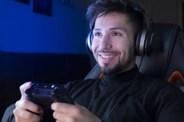 covid-19 tarafından karantinada bilgisayar oyunları oynanıyor