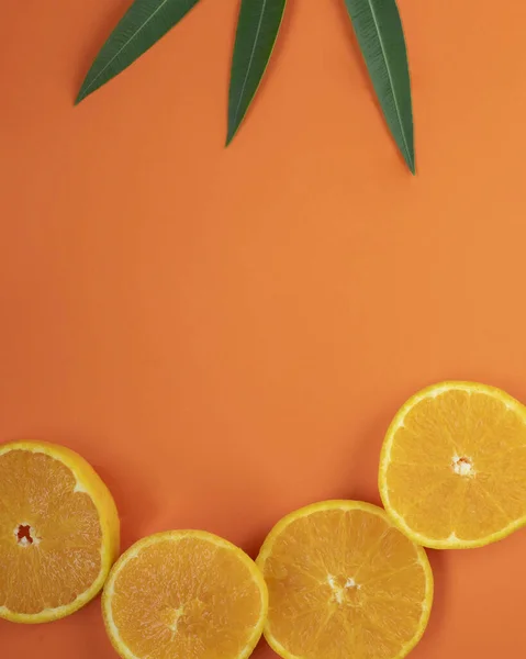 Laranjas Exóticas Frutas Suculentas Folhas Palma Fundo Amarelo Cartaz Bebida — Fotografia de Stock