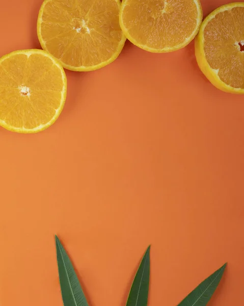 Egzotyczne Pomarańcze Soczyste Owoce Liściach Palmowych Żółtym Tle Plakat Letni — Zdjęcie stockowe