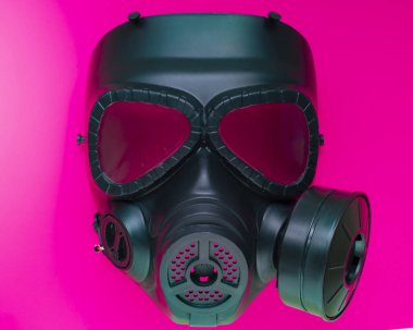 Fuşya arka planında siyah gaz maskesi.