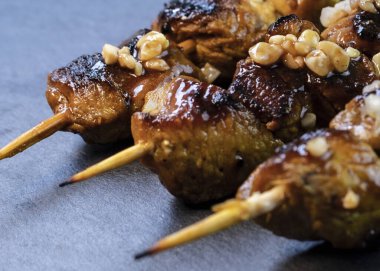 Izgara et şişi, soğanlı kebap.