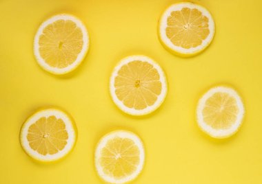 Limon, yaz meyvesi, sarı arka planda izole edilmiş.